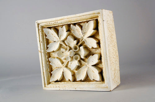 Windsor Garden Plaque (4.0 - Inch) Different Angle